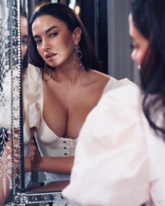 Elena Roxana Maria Fernandes Instagram - Mirror mirror on the wall . . . . . . Photographer: @amynhoodaphotography MUA: @beautynwhimzz . . #mirror #mirrormirror #beautiful #love #face #pose #shoot #shootdiaries #shine #beauty #beautiful #pretty #hair #glam #glow #body #bodypositivity #looks #hotbod #travel #traveldiaries #outfit #ootd