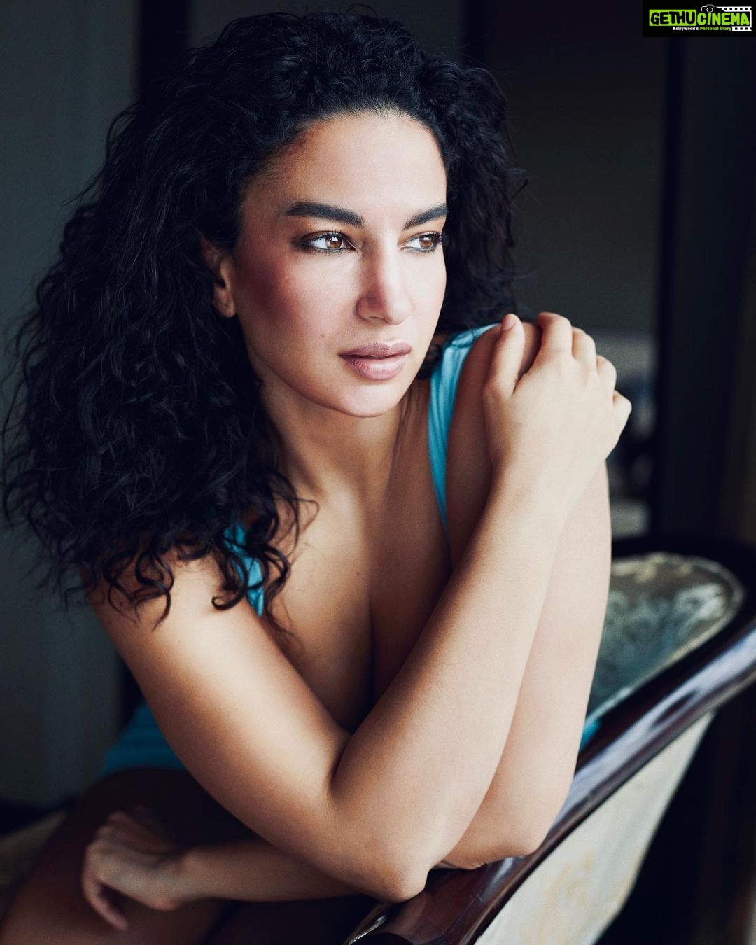 Elena Roxana Maria Fernandes Instagram - I decide my vibe! . . . Photographer: @meeteshtaneja Art Direction: @veerjaparekh @veerjamuffin . . #vibe #goodvibes #vibetribe #shoot #shootdiaries #pose #shine #beauty #beautiful #love #pretty #hair #glam #glow #body #bodypositivity #hot #curves #hotbod #travel #traveldiaries #outfit The St. Regis Mumbai