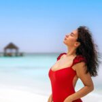 Elena Roxana Maria Fernandes Instagram - Sun, sand and sea! Location: @vashafarudive.Maldives @tinyislandmv 📸 @ajufaan_photography #sun #sea #sand #blue #maldives #breathe #ocean #swim #sunkissed #traveldiaries #travel #travelandslay #shoot #natural #fun #seascape #red #body #swimsuit #bodypositivity #ootd #outfitoftheday Vashafaru