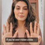 Elnaaz Norouzi Instagram - Do this Challenge 💥 !!!! If my Parents wouldn’t have taken the decision to move to Germany while I was a child… none of my fingers would have been down… this is how life in Iran is… I hope now you understand that it’s not just about Hijab… besides these issues mentioned in the video it’s the horrible economy that Iranians have to deal with despite iran being one of the richest countries in the world… 💚🕊❤️ #educate آگه والدین من وقتی بچه بودم، تصمیم نمیگرفتن که به آلمان مهاجرت کنن … هیچ کدوم از انگشتای من پایین نمیرفت برای این سوالا و این حقیقت زندگی تو ایرانه. این انقلاب فراتر از حجابه و حالا به این گزینه های تو ویدیو اینم اضافه کنید که ایران به عنوان یکی از ثروتمندترین کشور های جهان، افتضاح ترین اقتصاد رو داره … انگشتت رو پایین بیار اگر تا به حال تو یک قرار عاشقانه بودی اگر شما تا به حال دوچرخه سواری کردی اگر شما تا به حال دست به دست با دوست پسر یا دوست دختر یا پارتنرت تو ملا عام بودی اگر تا به حال کنار کسی نشستی که از جنس مخالف بوده البته اگر که شما جنسیت غیردوگانه تو مدرسه ندارید اگر تا به حال در ملاء عام شنا کردی با هماری جفت پدر و مادرت اگر تا به حال توی ملا عام رقصیدی اگر تا به حال تو ملا عام آواز خوندی اگر دختر هستی و تا حالا تونستی یک مسابقه ورزشی رو تو استادیوم تماشا کنی اگر پسر هستی و تا حالا پسری را بوسیدی اگر دختر هستی تا حالا دختری را بوسیدی و اگر تاحالا حداقل یک انگشت رو پایین آوردی پس شما حتما تو ایران بزرگ نشدی چون همه این چیزها آنجا ممنوع هستن و به معنای واقعی کلمه میتونید کشته بشین #iran #iranrevolution #iranprotests #mahsaamini #مهسا_امینی #putafingerdownchallenge #freedom