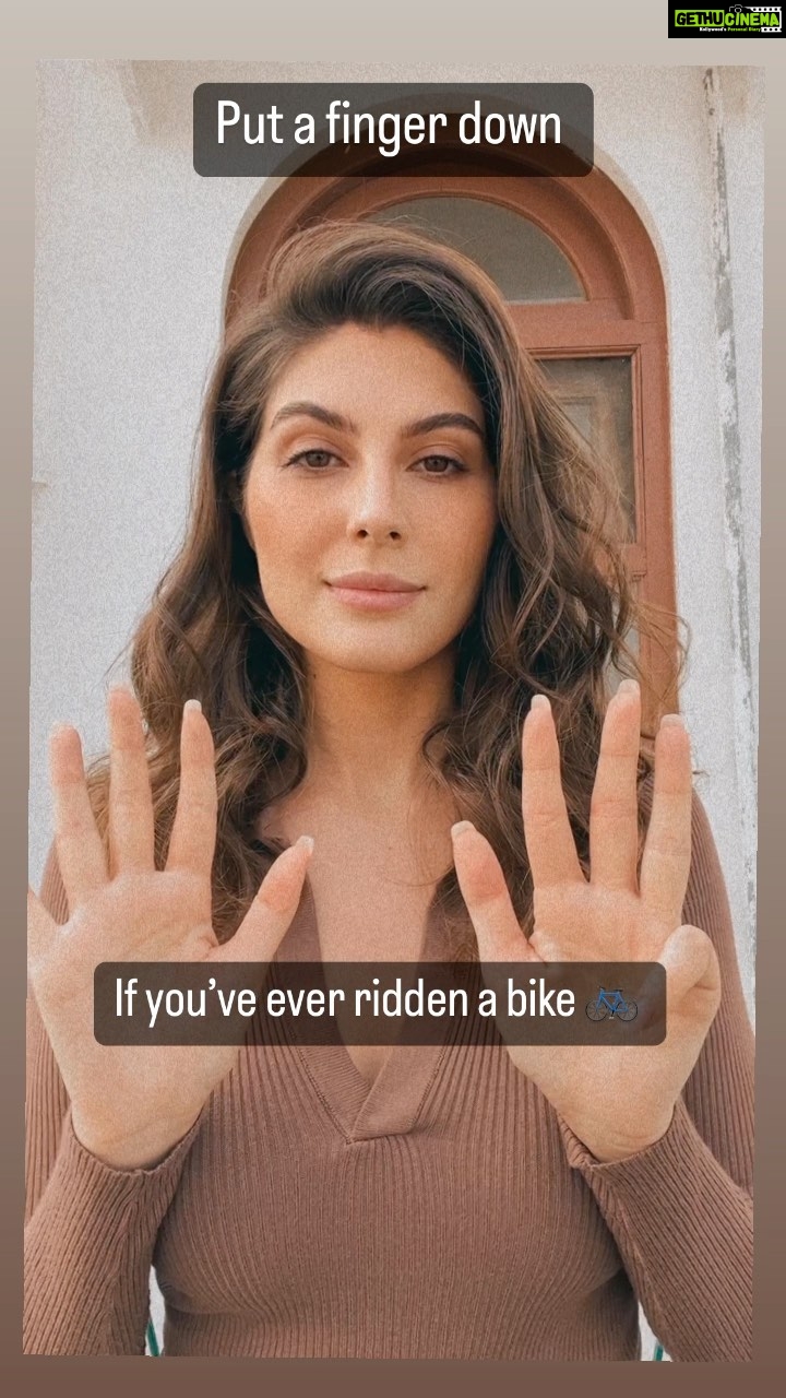 Elnaaz Norouzi Instagram - Do this Challenge 💥 !!!! If my Parents wouldn’t have taken the decision to move to Germany while I was a child… none of my fingers would have been down… this is how life in Iran is… I hope now you understand that it’s not just about Hijab… besides these issues mentioned in the video it’s the horrible economy that Iranians have to deal with despite iran being one of the richest countries in the world… 💚🕊❤️ #educate آگه والدین من وقتی بچه بودم، تصمیم نمیگرفتن که به آلمان مهاجرت کنن … هیچ کدوم از انگشتای من پایین نمیرفت برای این سوالا و این حقیقت زندگی تو ایرانه. این انقلاب فراتر از حجابه و حالا به این گزینه های تو ویدیو اینم اضافه کنید که ایران به عنوان یکی از ثروتمندترین کشور های جهان، افتضاح ترین اقتصاد رو داره … انگشتت رو پایین بیار اگر تا به حال تو یک قرار عاشقانه بودی اگر شما تا به حال دوچرخه سواری کردی اگر شما تا به حال دست به دست با دوست پسر یا دوست دختر یا پارتنرت تو ملا عام بودی اگر تا به حال کنار کسی نشستی که از جنس مخالف بوده البته اگر که شما جنسیت غیردوگانه تو مدرسه ندارید اگر تا به حال در ملاء عام شنا کردی با هماری جفت پدر و مادرت اگر تا به حال توی ملا عام رقصیدی اگر تا به حال تو ملا عام آواز خوندی اگر دختر هستی و تا حالا تونستی یک مسابقه ورزشی رو تو استادیوم تماشا کنی اگر پسر هستی و تا حالا پسری را بوسیدی اگر دختر هستی تا حالا دختری را بوسیدی و اگر تاحالا حداقل یک انگشت رو پایین آوردی پس شما حتما تو ایران بزرگ نشدی چون همه این چیزها آنجا ممنوع هستن و به معنای واقعی کلمه میتونید کشته بشین #iran #iranrevolution #iranprotests #mahsaamini #مهسا_امینی #putafingerdownchallenge #freedom