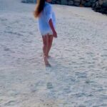 Esha Deol Instagram - This one is specially for all of you who requested for a slow motion walk on the beach - एक दम filmy style 😜 #beachbaby #holidays #slow #reel #reelitfeelit #reelkarofeelkaro #trending #eshadeol #filmystyle #viral #instagram #instareels #gratitude 🧿♥️