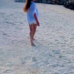 Esha Deol Instagram – This one is specially for all of you who requested for a slow motion walk on the beach – एक दम filmy style 😜

 #beachbaby #holidays #slow #reel #reelitfeelit #reelkarofeelkaro #trending #eshadeol #filmystyle #viral #instagram #instareels #gratitude 🧿♥️