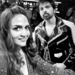 Esha Deol Instagram - Some behind the scenes masti with the one and only @realhimesh the man who has given me some of my biggest hit songs of my career ♥️ @sonytvofficial #indianidol13 #indianidol #onset #behindthescenes #bts #music #singing #masti #musiclover #himeshreshammiya #eshadeol #gratitude 🧿♥️