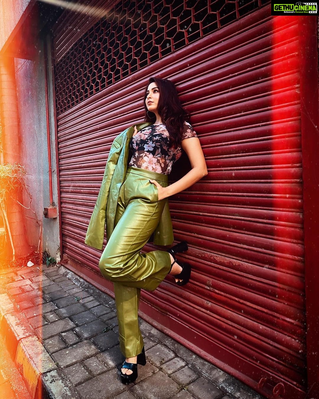 Eshanya Maheshwari Instagram - It’s a month for a leather pants 💚 So let’s be little stylish with this amazing colour pants and blazer set by @srstore09 ❤️ #ootd #winterfasion #winteroutfit #fashion #esshanyamaheshwari #esshanya