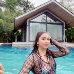 Eshanya Maheshwari Instagram - Bheega bheega hai sama…. 😅✨ #meradilyepukareaaja #bheegabheegahaisama #pool #phuket #esshanyamaheshwari #esshanya #trending
