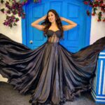 Eshanya Maheshwari Instagram - Taubaaa….. ✨🖤✨ - complete the caption… 💁🏻‍♀️ Outfit by @maheswariswati 😘 #black #blackdress #pose #smile #esshanya#esshanyamaheshwari