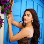 Eshanya Maheshwari Instagram - Taubaaa….. ✨🖤✨ - complete the caption… 💁🏻‍♀️ Outfit by @maheswariswati 😘 #black #blackdress #pose #smile #esshanya#esshanyamaheshwari