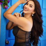 Eshanya Maheshwari Instagram - Taubaaa….. ✨🖤✨ - complete the caption… 💁🏻‍♀️ Outfit by @maheswariswati 😘 #black #blackdress #pose #smile #esshanya#esshanyamaheshwari