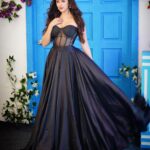 Eshanya Maheshwari Instagram - Taubaaa….. ✨🖤✨ - complete the caption… 💁🏻‍♀️ Outfit by @maheswariswati 😘 #black #blackdress #pose #smile #esshanya#esshanyamaheshwari