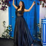 Eshanya Maheshwari Instagram - Taubaaa….. ✨🖤✨ - complete the caption… 💁🏻‍♀️ Outfit by @maheswariswati 😘 #black #blackdress #pose #smile #esshanya#esshanyamaheshwari