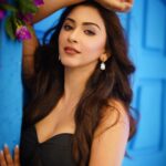 Eshanya Maheshwari Instagram - Taubaaa….. ✨🖤✨ - complete the caption… 💁🏻‍♀️ Outfit by @maheswariswati 😘 #black #blackdress #pose #smile #esshanya#esshanyamaheshwari