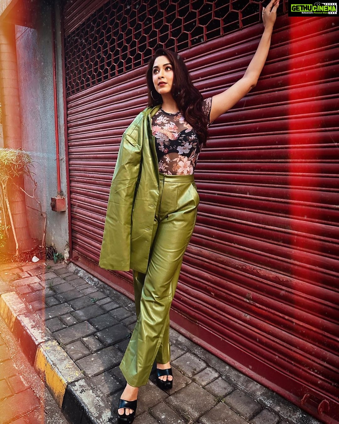 Eshanya Maheshwari Instagram - It’s a month for a leather pants 💚 So let’s be little stylish with this amazing colour pants and blazer set by @srstore09 ❤️ #ootd #winterfasion #winteroutfit #fashion #esshanyamaheshwari #esshanya