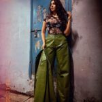 Eshanya Maheshwari Instagram - It’s a month for a leather pants 💚 So let’s be little stylish with this amazing colour pants and blazer set by @srstore09 ❤️ #ootd #winterfasion #winteroutfit #fashion #esshanyamaheshwari #esshanya