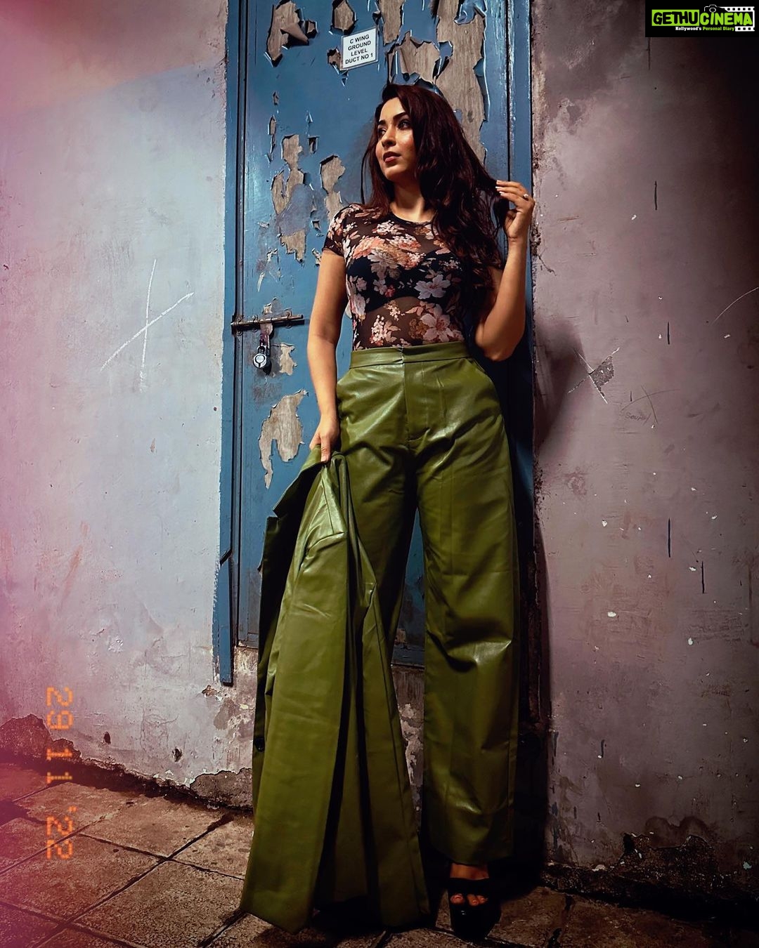 Eshanya Maheshwari Instagram - It’s a month for a leather pants 💚 So let’s be little stylish with this amazing colour pants and blazer set by @srstore09 ❤️ #ootd #winterfasion #winteroutfit #fashion #esshanyamaheshwari #esshanya