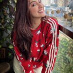 Eshanya Maheshwari Instagram - Hello! December ❤️✨🎅🎄 It’s that time of the year, Where everything is magical and no fear 😇 #hellodecember #favouritemonth #christmastime #christmasvibes #christmasootd #red #esshanyamaheshwari #esshanya #happiness #allsmiles