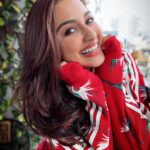 Eshanya Maheshwari Instagram - Hello! December ❤️✨🎅🎄 It’s that time of the year, Where everything is magical and no fear 😇 #hellodecember #favouritemonth #christmastime #christmasvibes #christmasootd #red #esshanyamaheshwari #esshanya #happiness #allsmiles