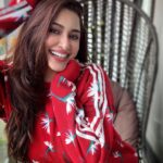Eshanya Maheshwari Instagram - Hello! December ❤️✨🎅🎄 It’s that time of the year, Where everything is magical and no fear 😇 #hellodecember #favouritemonth #christmastime #christmasvibes #christmasootd #red #esshanyamaheshwari #esshanya #happiness #allsmiles