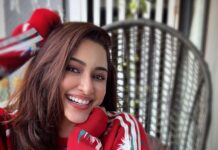 Eshanya Maheshwari Instagram - Hello! December ❤️✨🎅🎄 It’s that time of the year, Where everything is magical and no fear 😇 #hellodecember #favouritemonth #christmastime #christmasvibes #christmasootd #red #esshanyamaheshwari #esshanya #happiness #allsmiles