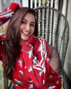 Eshanya Maheshwari Instagram - Hello! December ❤️✨🎅🎄 It’s that time of the year, Where everything is magical and no fear 😇 #hellodecember #favouritemonth #christmastime #christmasvibes #christmasootd #red #esshanyamaheshwari #esshanya #happiness #allsmiles