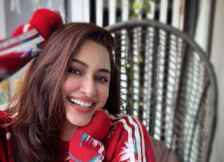 Eshanya Maheshwari Instagram - Hello! December ❤️✨🎅🎄 It’s that time of the year, Where everything is magical and no fear 😇 #hellodecember #favouritemonth #christmastime #christmasvibes #christmasootd #red #esshanyamaheshwari #esshanya #happiness #allsmiles