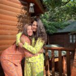 Eshanya Maheshwari Instagram - Sundaying…. With my girl 💚🧡☀️🌈✨ #sisters #twinning #sisterslove❤️ #travel Sahara Ambey Valley , Lonavala.