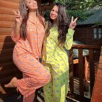 Eshanya Maheshwari Instagram - Sundaying…. With my girl 💚🧡☀️🌈✨ #sisters #twinning #sisterslove❤️ #travel Sahara Ambey Valley , Lonavala.