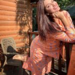 Eshanya Maheshwari Instagram - Sundaying…. With my girl 💚🧡☀️🌈✨ #sisters #twinning #sisterslove❤️ #travel Sahara Ambey Valley , Lonavala.