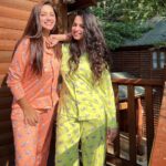 Eshanya Maheshwari Instagram - Sundaying…. With my girl 💚🧡☀️🌈✨ #sisters #twinning #sisterslove❤️ #travel Sahara Ambey Valley , Lonavala.