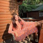 Eshanya Maheshwari Instagram - Sundaying…. With my girl 💚🧡☀️🌈✨ #sisters #twinning #sisterslove❤️ #travel Sahara Ambey Valley , Lonavala.