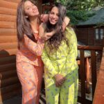 Eshanya Maheshwari Instagram - Sundaying…. With my girl 💚🧡☀️🌈✨ #sisters #twinning #sisterslove❤️ #travel Sahara Ambey Valley , Lonavala.