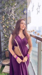 Eshanya Maheshwari Instagram - Kaisa laga naya version..? 💜 #saree #sareelove #fanrequest #esshanyamaheshwari #esshanya #desigirl #reelsinstagram #instareels