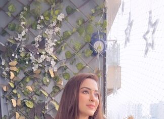 Eshanya Maheshwari Instagram - Kaisa laga naya version..? 💜 #saree #sareelove #fanrequest #esshanyamaheshwari #esshanya #desigirl #reelsinstagram #instareels