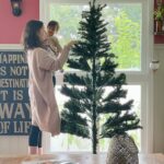 Evelyn Sharma Instagram - Tis the season 🧚‍♀️✨ time to put up the Christmas tree 🎄 with my little puppet.. 🥰 What’s your favourite Xmas tradition? 💖 #Aussiexmas #christmas2022 #christmastree