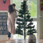 Evelyn Sharma Instagram - Tis the season 🧚‍♀️✨ time to put up the Christmas tree 🎄 with my little puppet.. 🥰 What’s your favourite Xmas tradition? 💖 #Aussiexmas #christmas2022 #christmastree