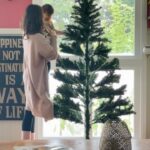 Evelyn Sharma Instagram – Tis the season 🧚‍♀️✨ time to put up the Christmas tree 🎄 with my little puppet.. 🥰 What’s your favourite Xmas tradition? 💖

#Aussiexmas #christmas2022 #christmastree