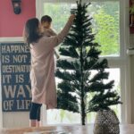 Evelyn Sharma Instagram – Tis the season 🧚‍♀️✨ time to put up the Christmas tree 🎄 with my little puppet.. 🥰 What’s your favourite Xmas tradition? 💖

#Aussiexmas #christmas2022 #christmastree
