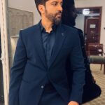 Farhan Akhtar Instagram - Sometimes it’s alright to feel blue. 💙 #aboutlastnight #farhanlive #mumbai Suit - @tisastudio Shoes - @brunexbareskin Stylist - @divyakdsouza Asst. Stylist - @khushi46 Hair - @saurabhbhatkar Make up - @swapnil_pathare