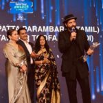 Farhan Akhtar Instagram - Thank you to the jury of the #htottplayawards for bestowing me with the Best Actor award for #Toofaan. Honoured to share the recognition with #Arya for his incredible work in #sarpattaparambarai. My heartiest congratulations to @hindustantimes for creating a wonderful event where talent from across the country get together to celebrate each other’s work. Big big hug. ❤️ @ottplayapp @htcity