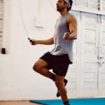Farhan Akhtar Instagram - Blasting into the week .. #MondayMatters #boxing #gym #trainhard #burn #fitnessmotivation #getmoving #toofaan #toduntaak
