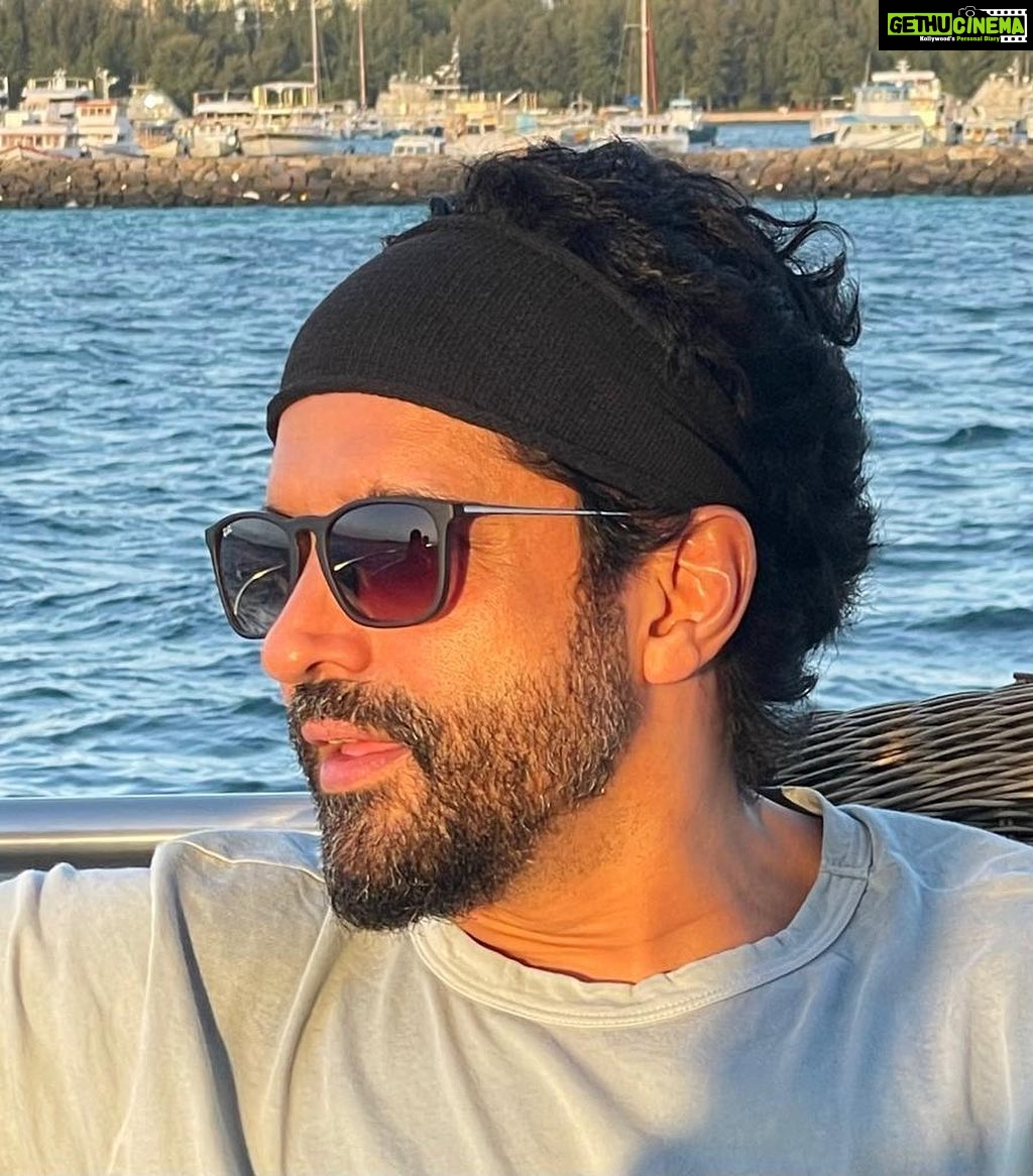 Farhan Akhtar Instagram - Living in the light .. #Faroutdoors