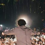 Farhan Akhtar Instagram - Better late than never .. a glimpse of @farhanliveofficial ‘Rocking On’ in Nagpur .. 🤘🏽❤️ #music #live #concert #fans #celebrate #rock #gig #finale #love #dance #jump Video/Images @akhileshganatraphotography 🤘🏽