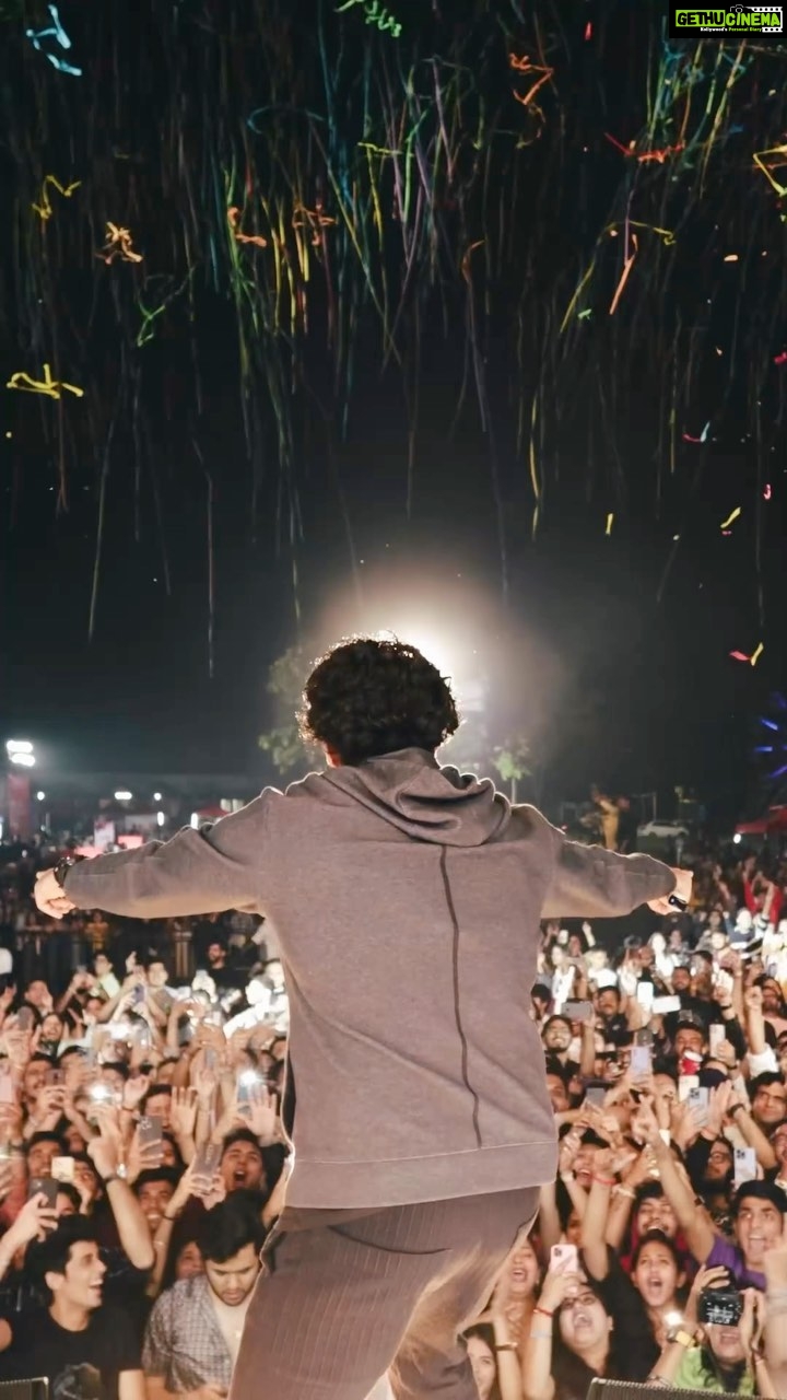 Farhan Akhtar Instagram - Better late than never .. a glimpse of @farhanliveofficial ‘Rocking On’ in Nagpur .. 🤘🏽❤️ #music #live #concert #fans #celebrate #rock #gig #finale #love #dance #jump Video/Images @akhileshganatraphotography 🤘🏽