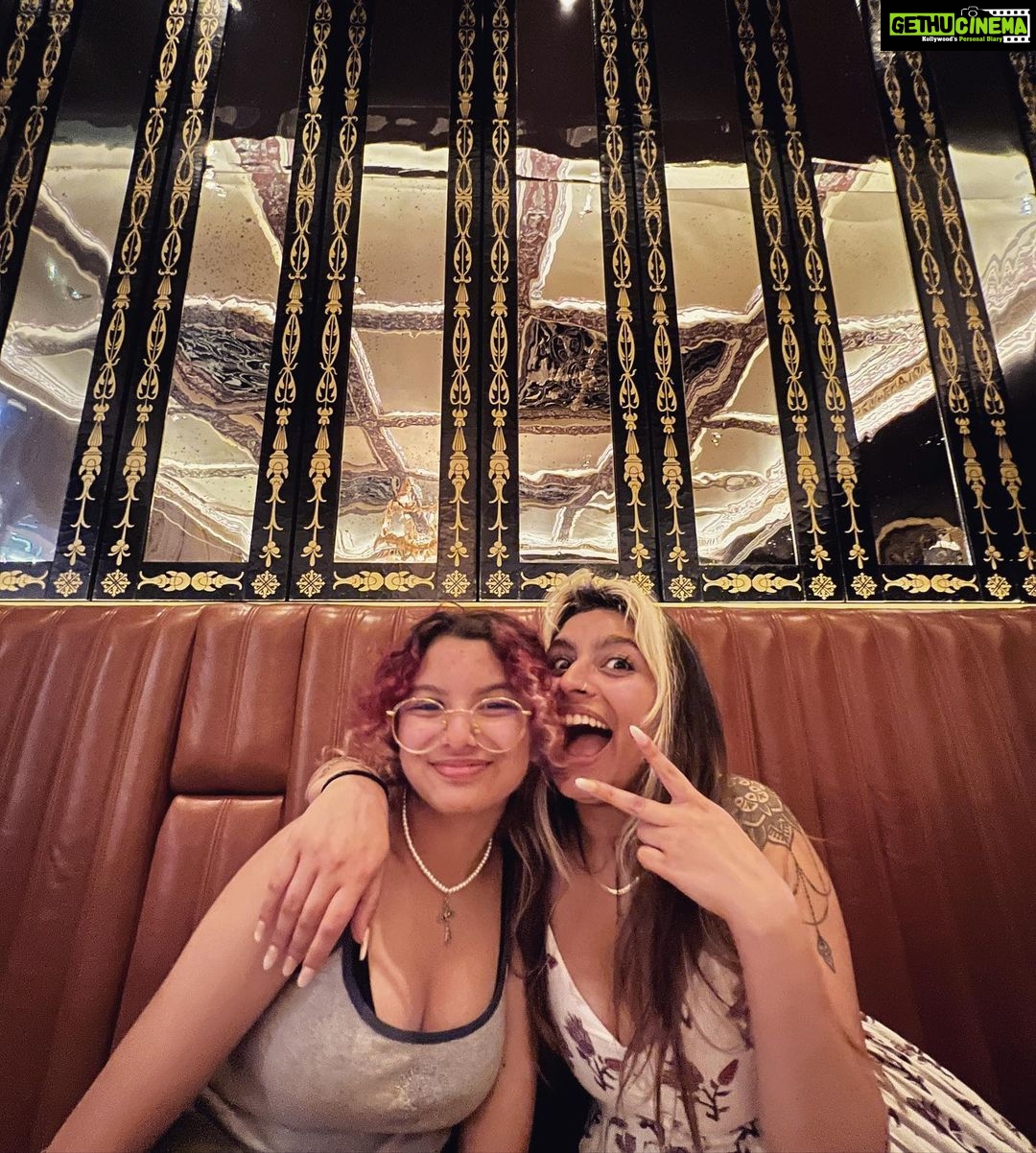 Farhan Akhtar Instagram - Bants in London 😂 #sisterlove
