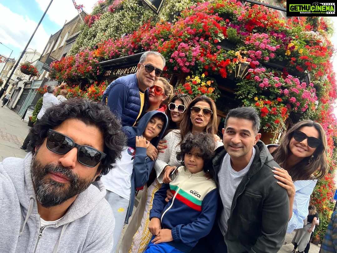Farhan Akhtar Instagram - Squad 😎 #FarOutdoors