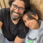 Farhan Akhtar Instagram - Park posers #takeitoutside @shibanidandekarakhtar ❤️