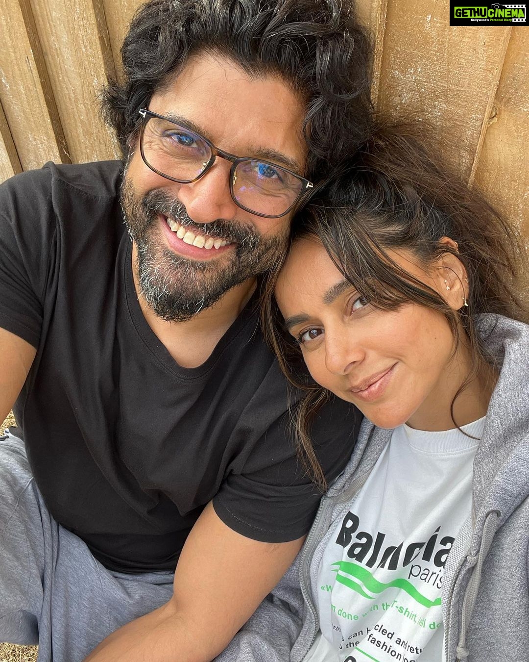 Farhan Akhtar Instagram - Park posers #takeitoutside @shibanidandekarakhtar ❤️