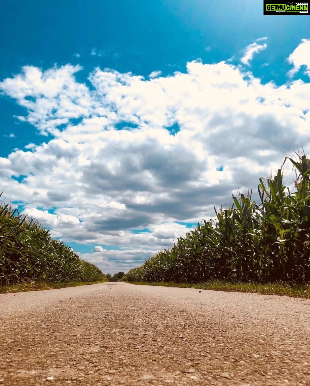 Farhan Akhtar Instagram - Take a short break.. #FarOutdoors #calm #nature #field #sky