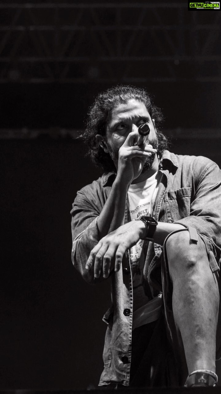 Farhan Akhtar Instagram - About last night .. @independencerock π€π½ .. big shout out to the boys with big hearts @parikramaindia .. absolute treat guest performing with you β₯οΈ And to the organisers and team behind the scenes.. more power to you .. Shine on. @farhad.wadia @hyperlink.brandsolutions @vgjairam #independencerock #music #live #festival #concert Images @akhileshganatraphotography ππ½