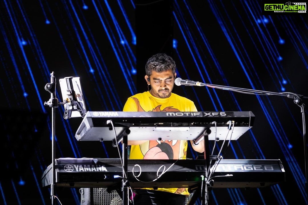 Farhan Akhtar Instagram - Thank you Bengaluru .. not enough can be said about just how awesome you were last night. Big big hug. See you next time ❤️ 📸 @akhileshganatraphotography @farhanliveofficial #bollyboomtour #musiclove #giglife